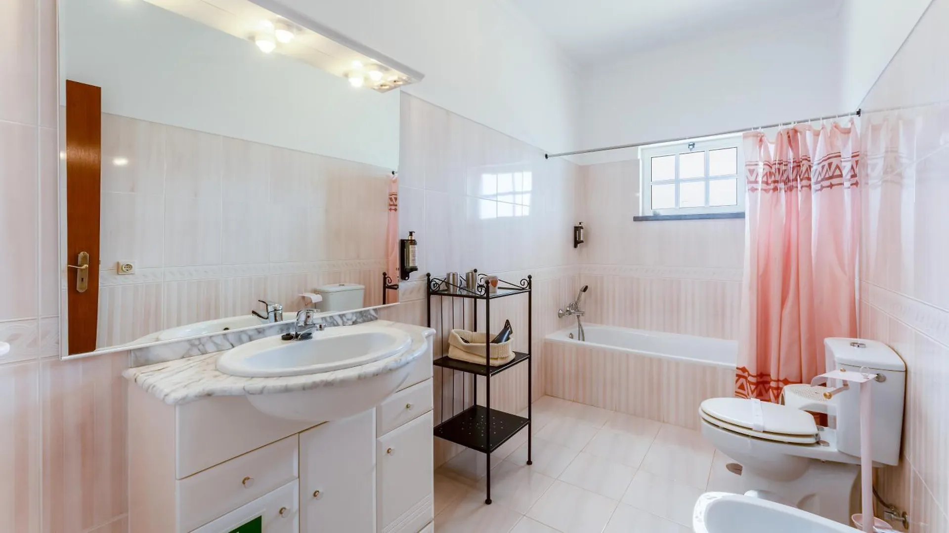 Holiday home Sunny & Calm 4 Bdr House W/ Pool By Lovelystay Santo Estevao